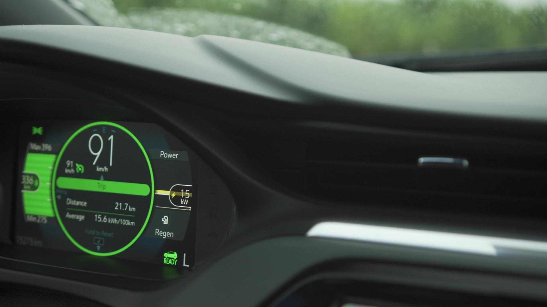 电动汽车仪表以每小时90公里的速度行驶视频的预览图