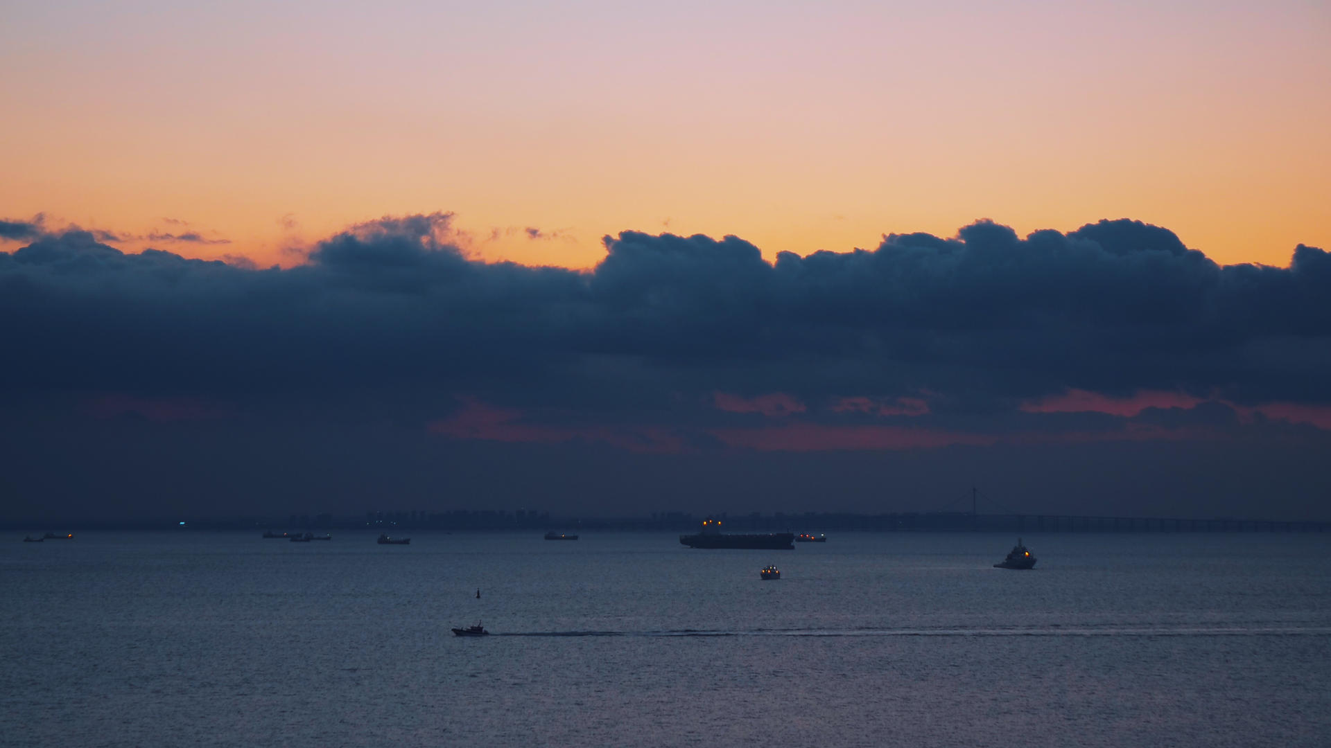 4k海边的晚霞和乌云船舶延时摄影视频的预览图