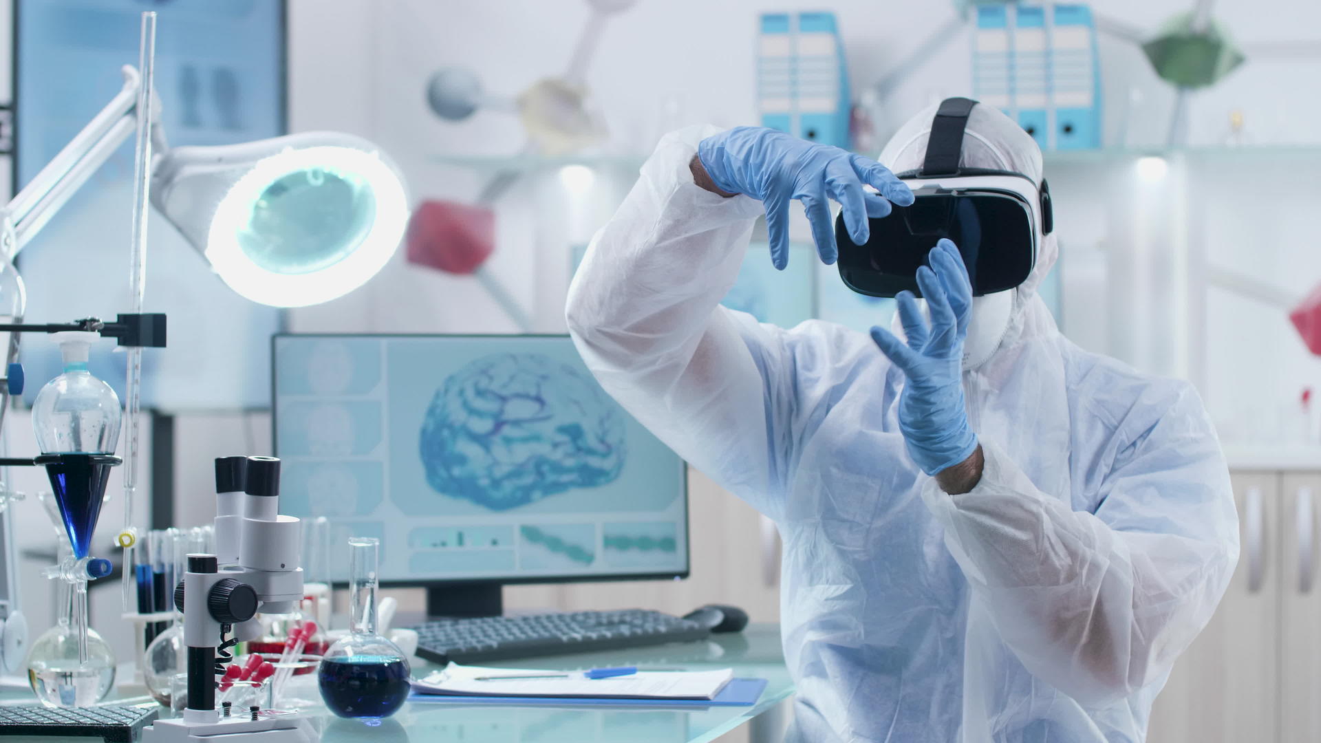 在专业实验室佩戴Vr头盔科学家在虚拟现实中工作视频的预览图