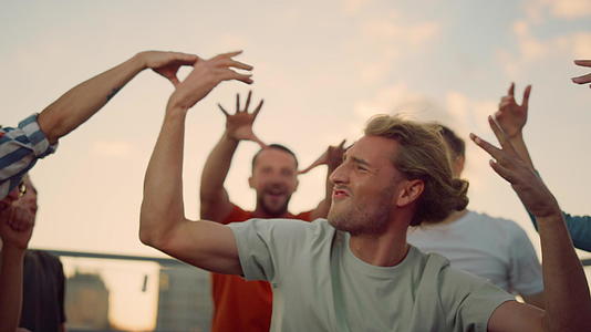 快乐的男人在屋顶派对上跳舞视频的预览图