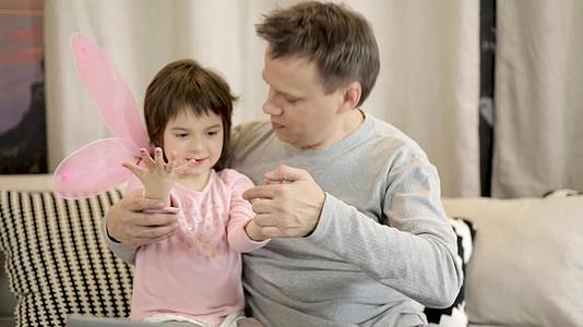 父亲教他的小女儿指着手指视频的预览图