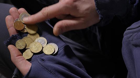 可怜的手币硬币数硬币关闭萧条、经济危机和金融问题视频的预览图