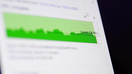 云计算网络以高光纤互联网速度上传的视频库存视频文件视频的预览图