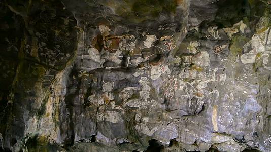 在沙石洞中画历史画关注墙上的历史艺术视频的预览图