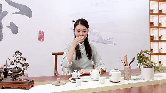 女茶艺师喝茶视频的预览图
