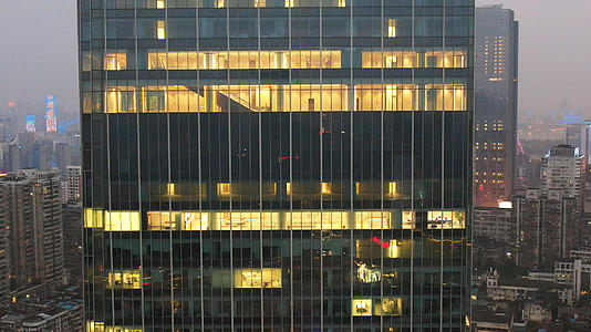 航拍城市夜晚灯火通明加班的商务建筑写字楼环境4k素材视频的预览图