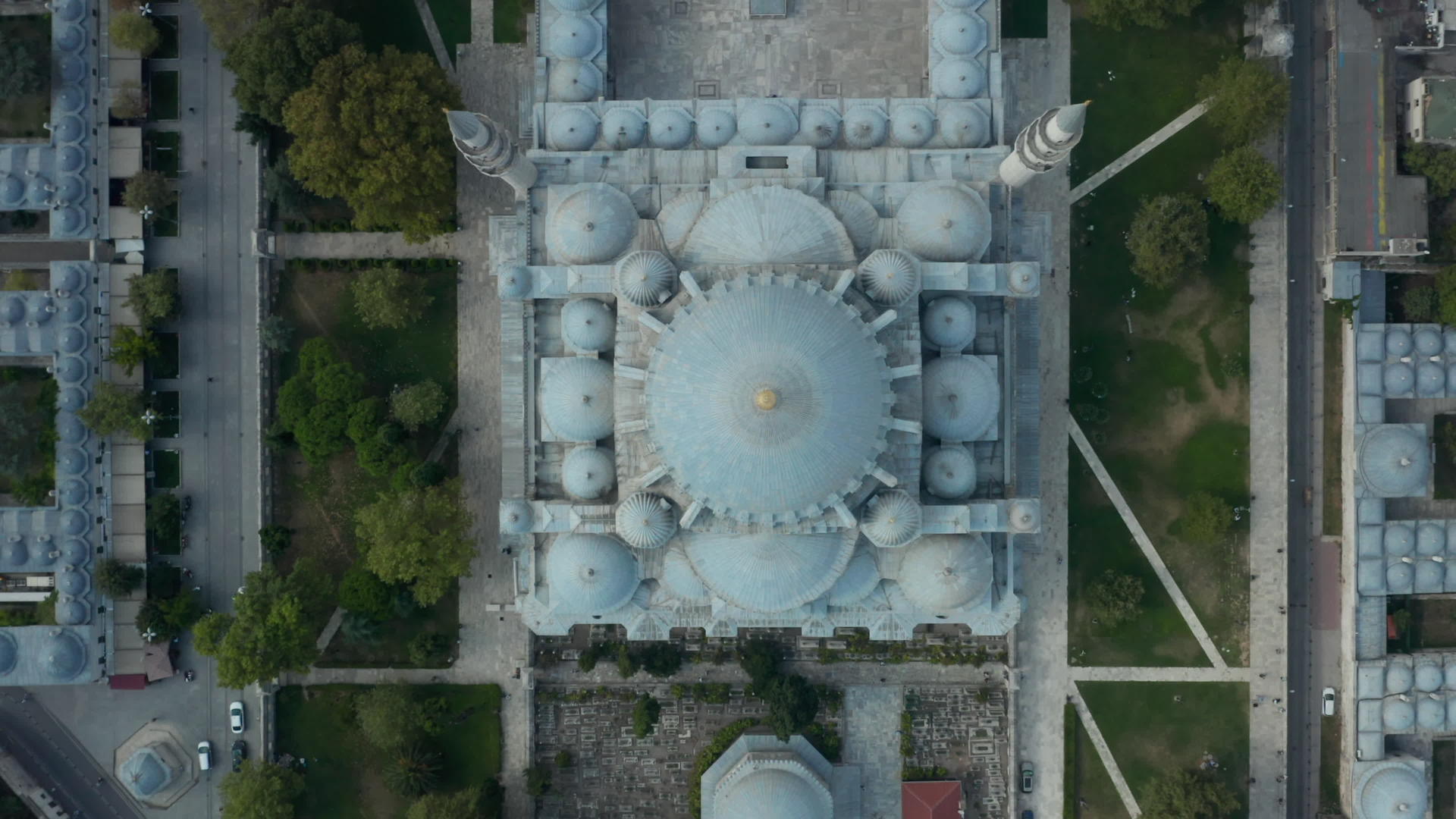 清真寺的屋顶和塔楼的杰作照亮了美丽的浅蓝色和金色视频的预览图