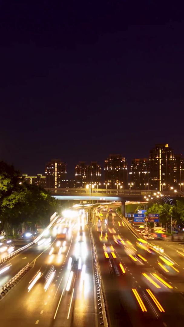 实拍城市交通夜景延时摄影视频的预览图