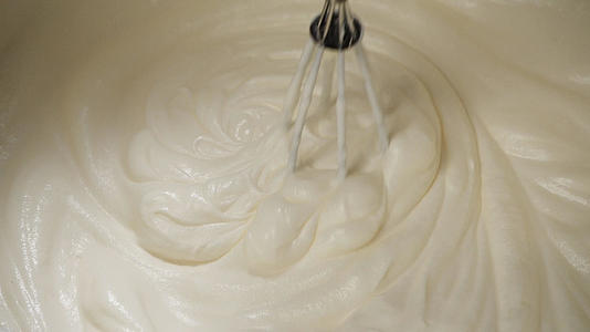 4K奶油打发奶油烘培甜品甜点制作视频的预览图
