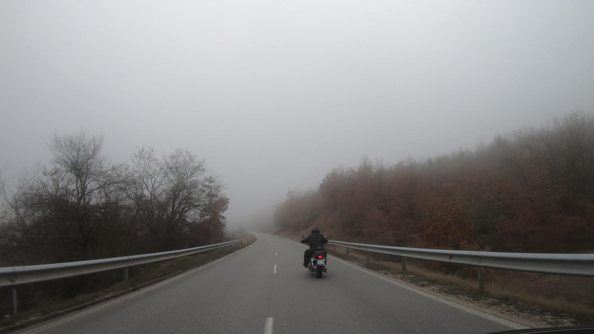 在摩托车之旅中骑着空荡荡的山路玩得开心Chopper视频的预览图