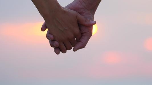 两个恋人之间的特写镜头背景中的阳光和断裂的手视频的预览图