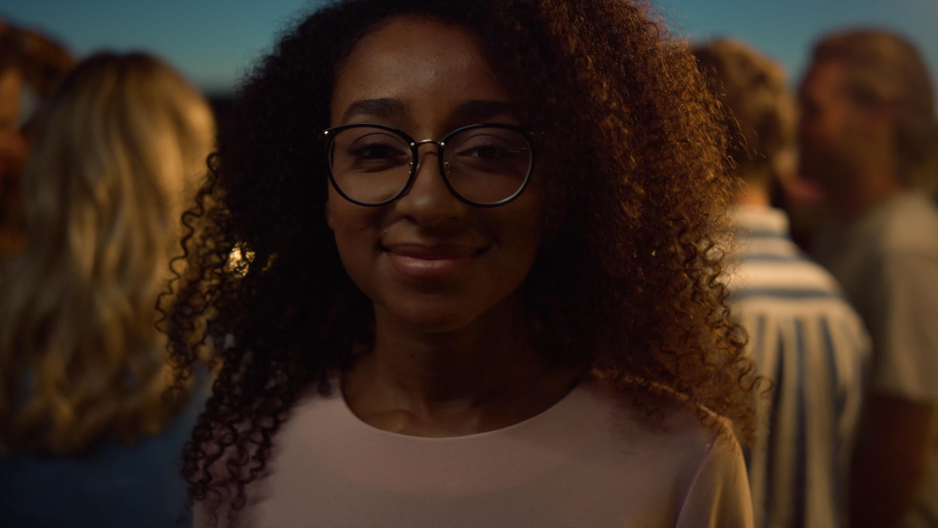 戴眼镜的非洲泡面女孩的微笑视频的预览图