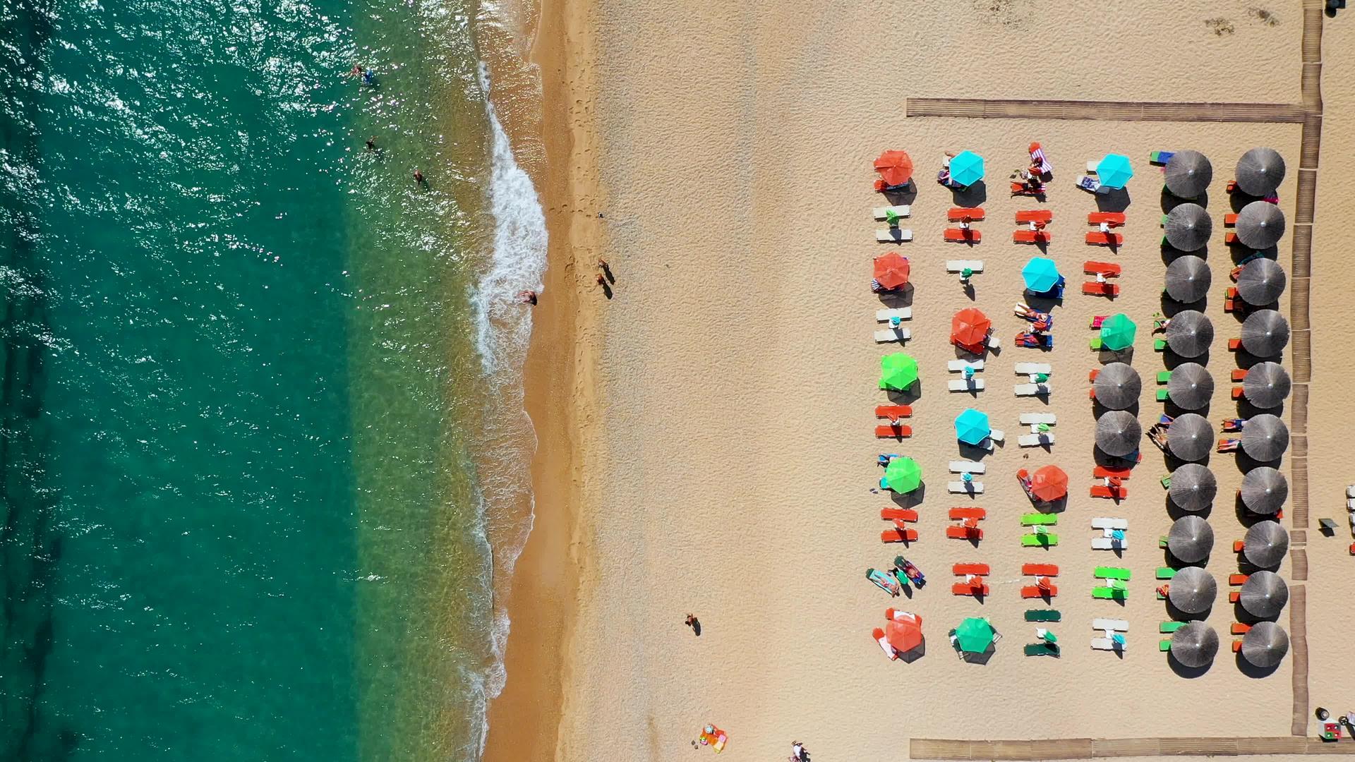 基法罗岛有软沙滩和绿水freece海滨上方令人惊叹视频的预览图