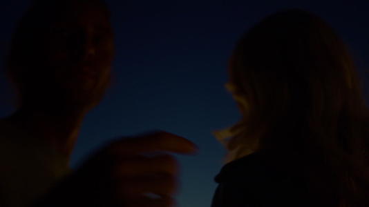一对浪漫的情侣晚上在户外跳舞视频的预览图