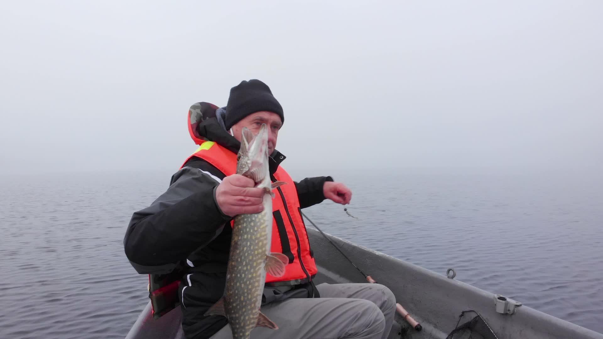白人在芬兰湖的浓雾中吹嘘钓鱼视频的预览图