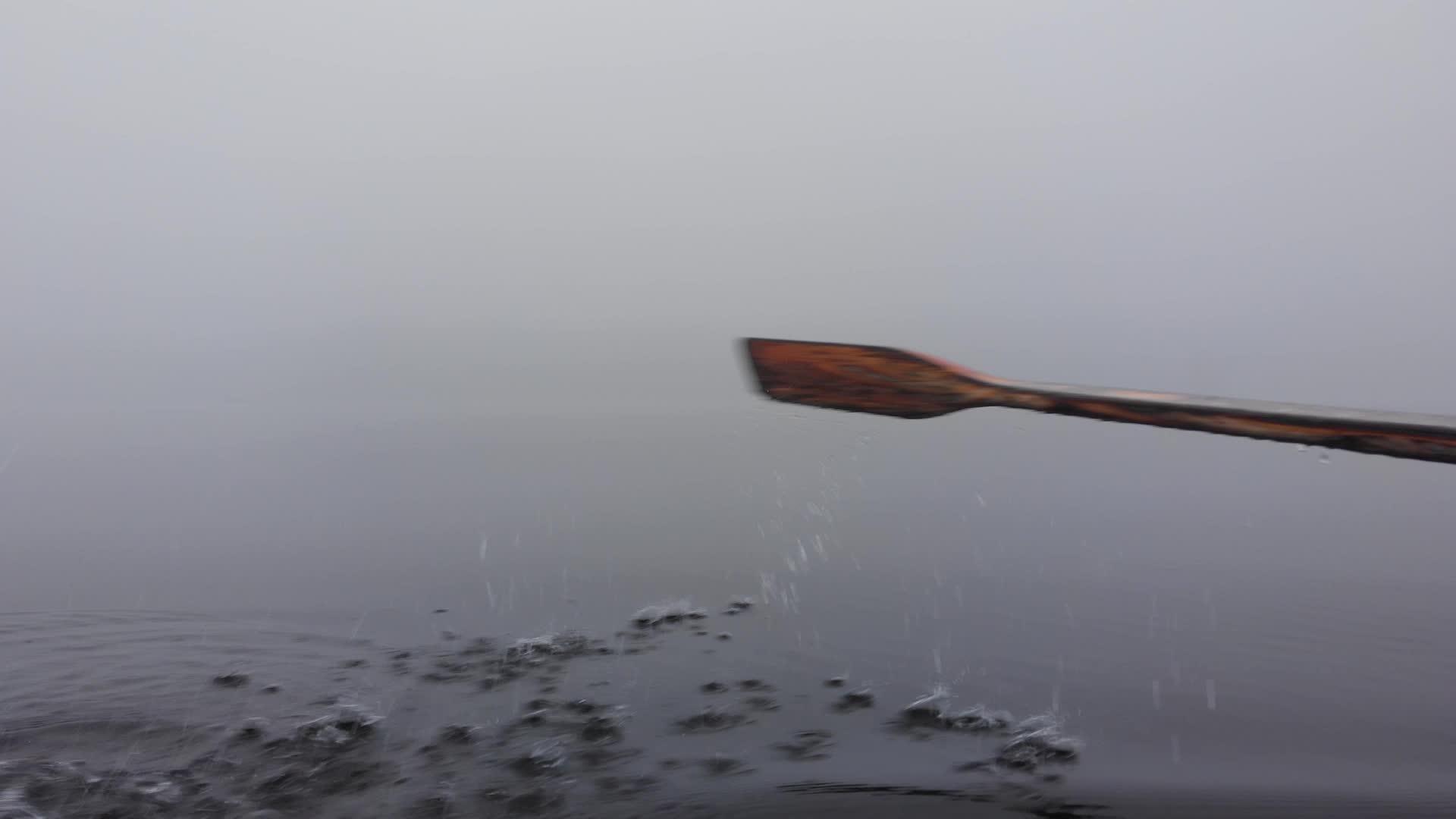 湖边的小船湖在浓雾中划桨视频的预览图