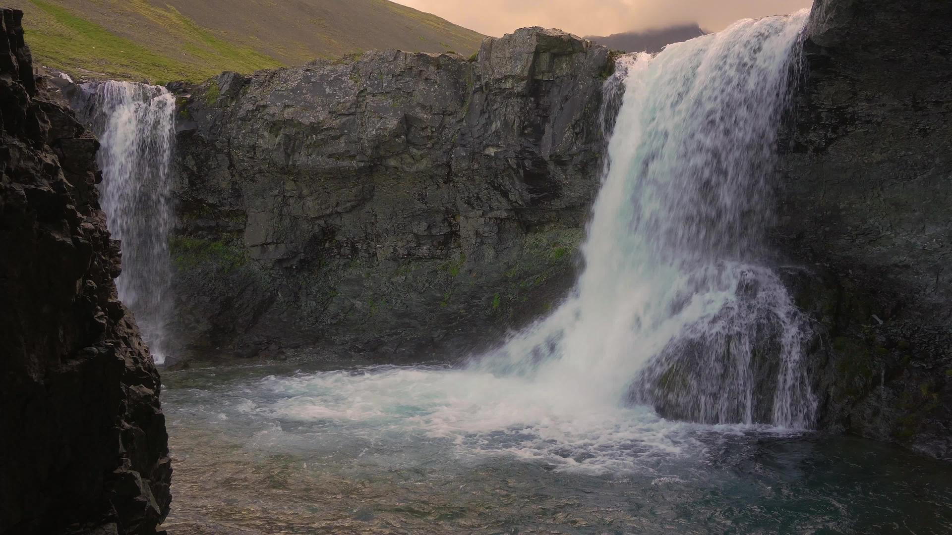 南冰原的石塔佛斯瀑布在洞穴中拍摄视频的预览图