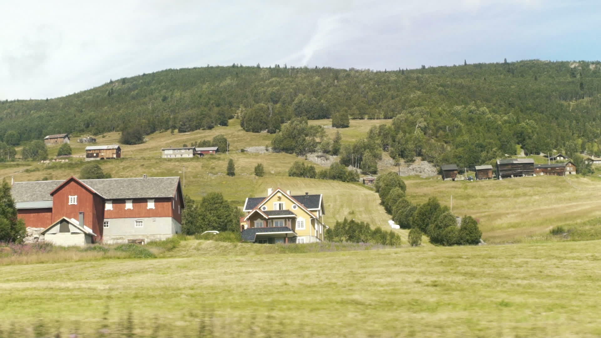 美丽的乡村家庭视频的预览图