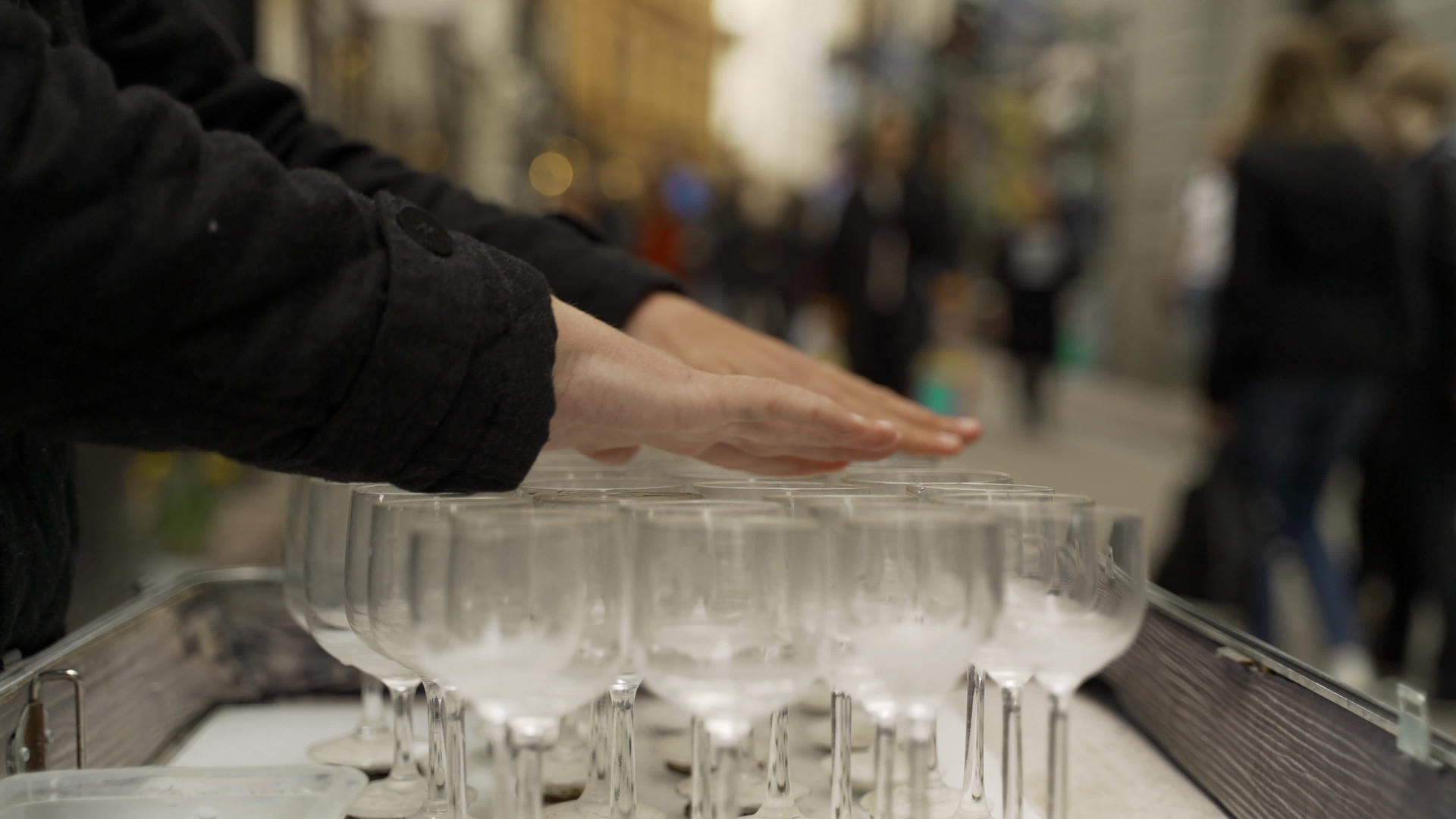 街头表演者用水杯演奏音乐视频的预览图