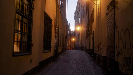 黄昏时分老城小巷的小巷视频的预览图