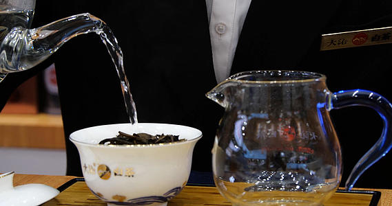 4K泡茶沏茶茶叶茶水茶文化视频的预览图