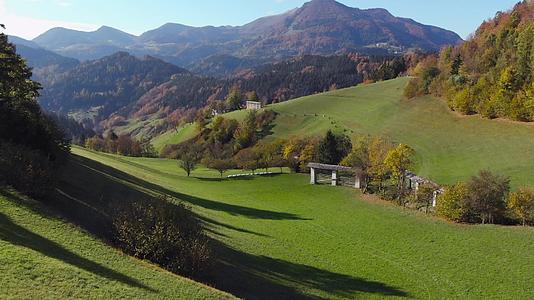 秋天在Slovenia美丽而充满活力的绿色乡村4k视频的预览图