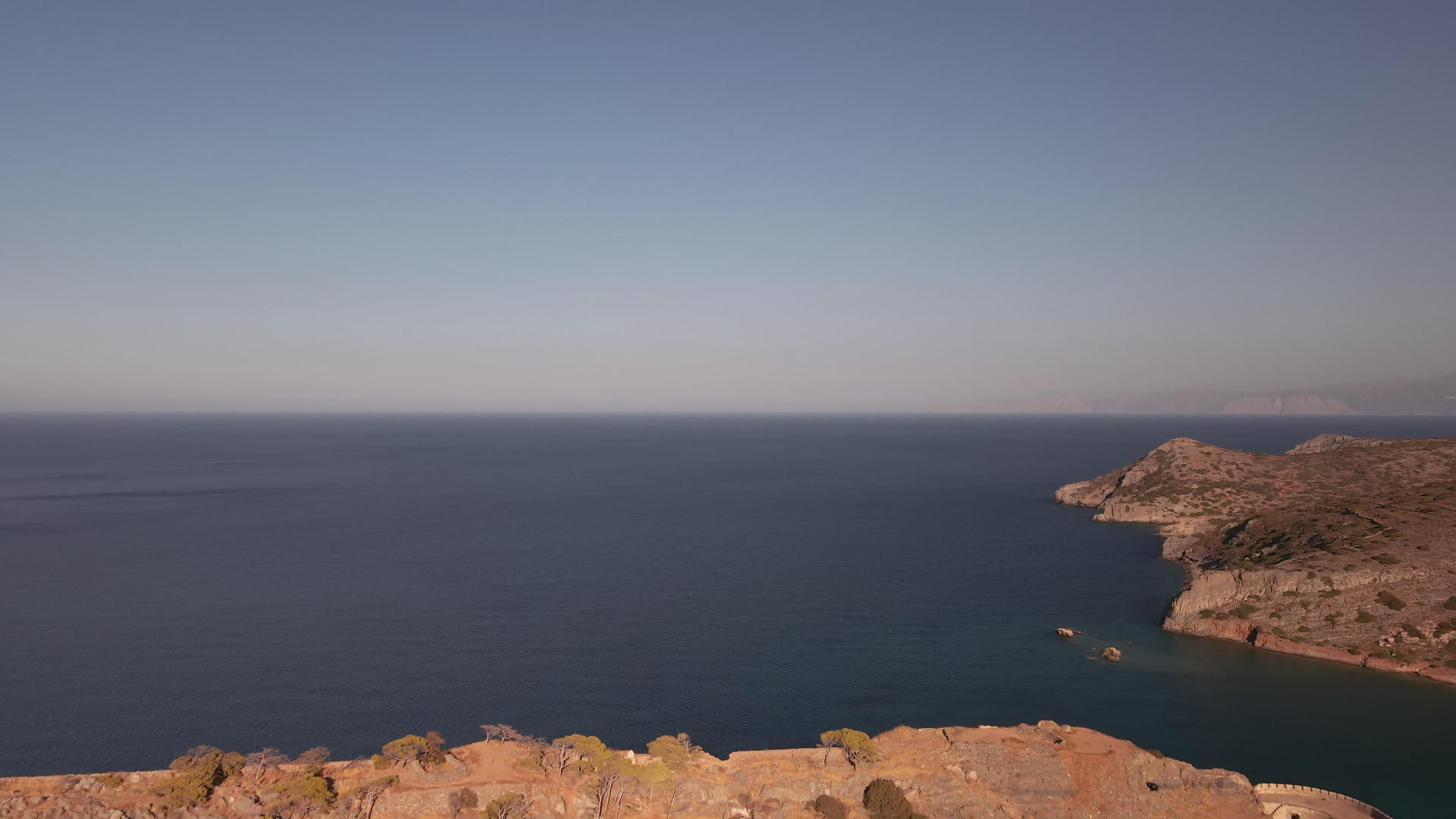 无人机在希腊岛景观中飞行视频的预览图