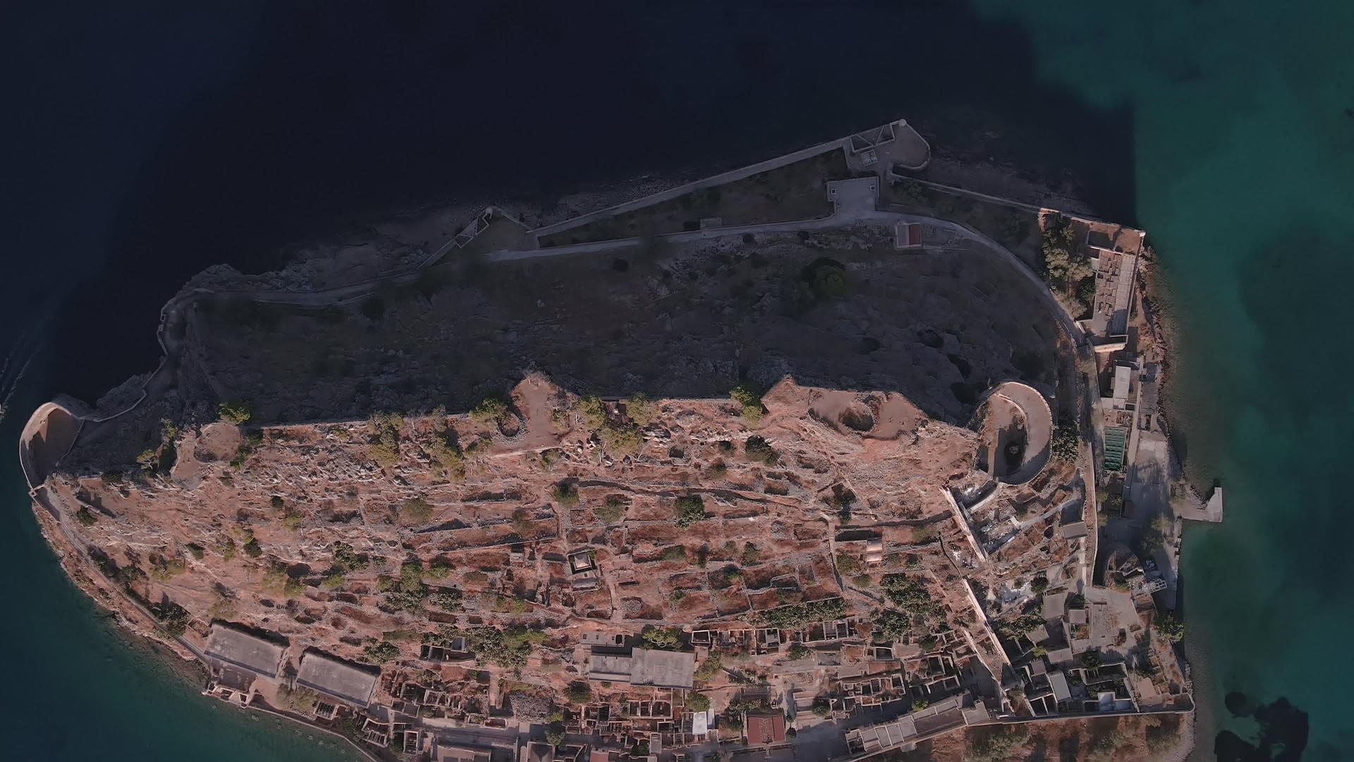无人驾驶无人机在希腊岛屿景观中用空房间射击视频的预览图