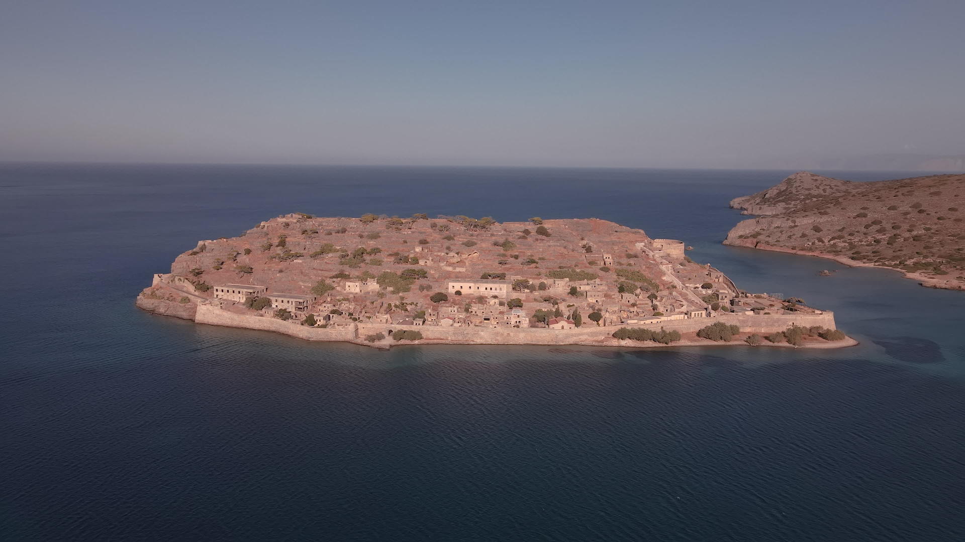 无人驾驶无人机在希腊岛屿景观中用空房间射击视频的预览图