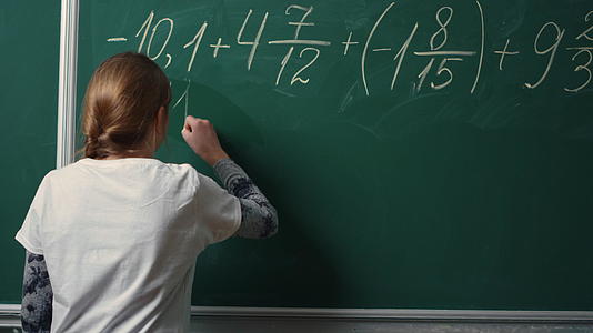 在课堂上女学生在黑板上做数学作业视频的预览图