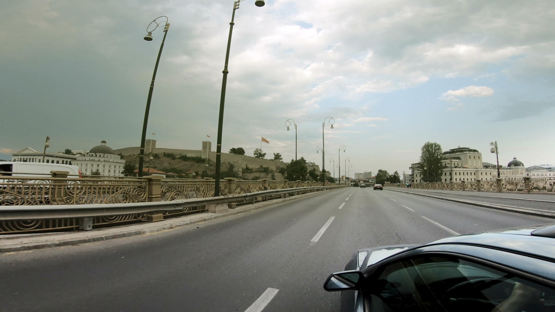 在马塞多尼亚斯科佩耶市的路上开车视频的预览图