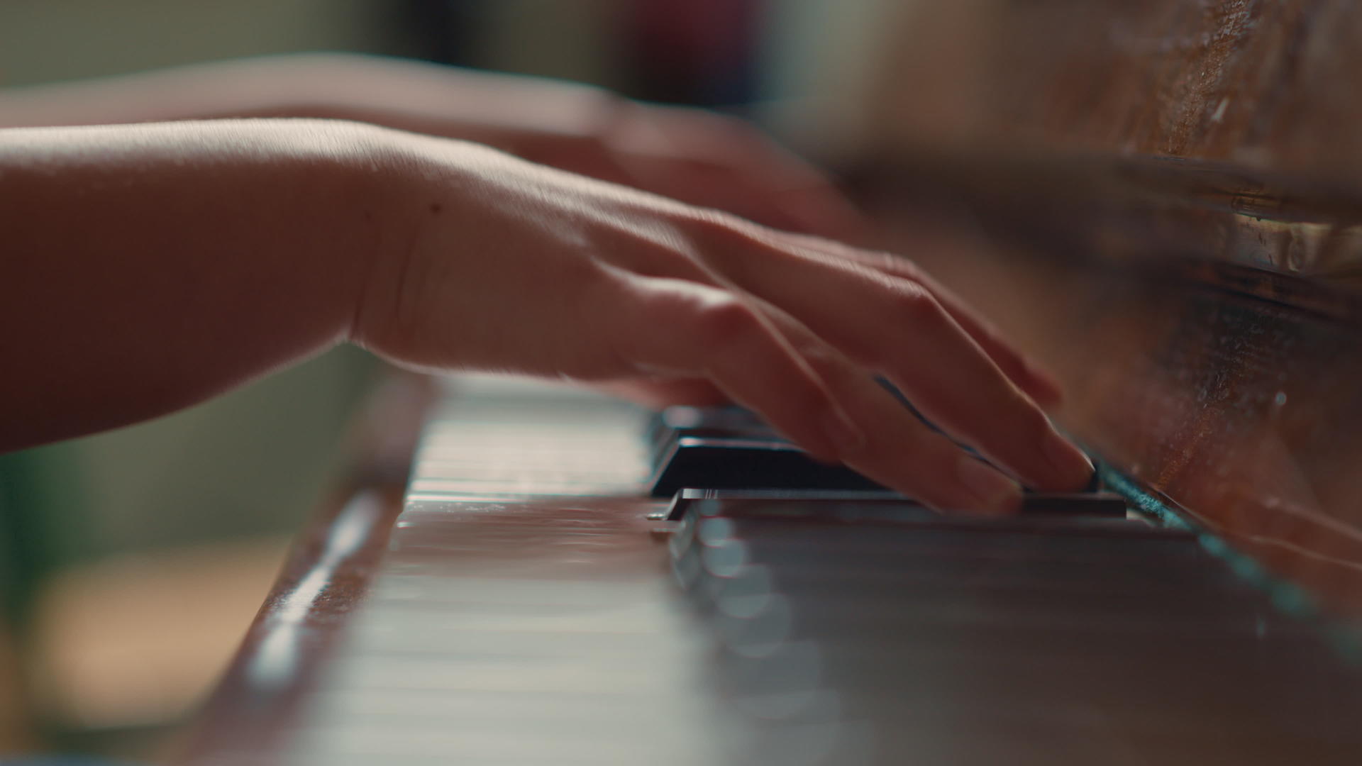 【不需要肖像权】女人在弹钢琴视频的预览图