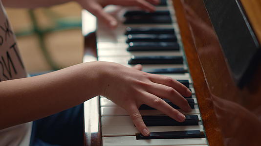 钢琴手练习的特写镜头视频的预览图
