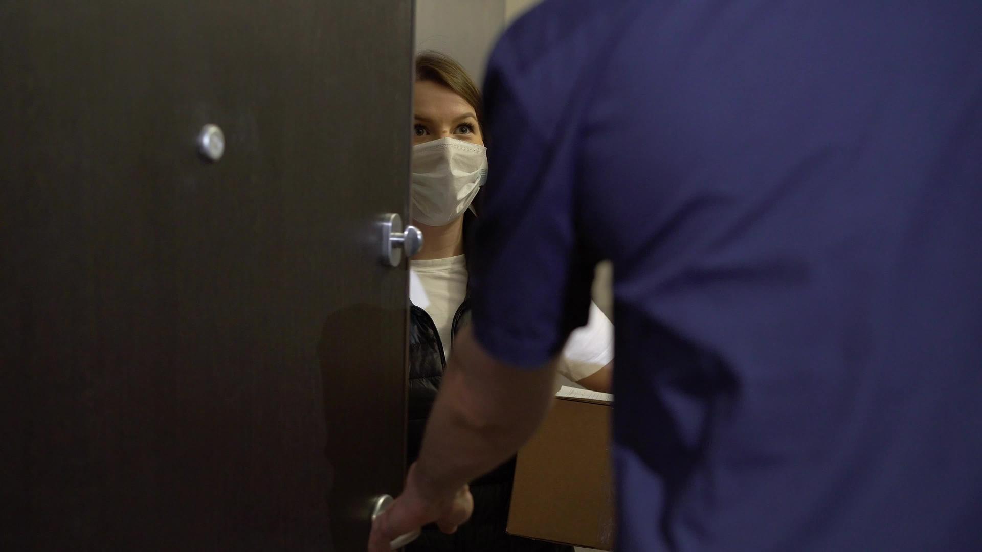 身患医疗面具流行病的送信员带箱送信员视频的预览图