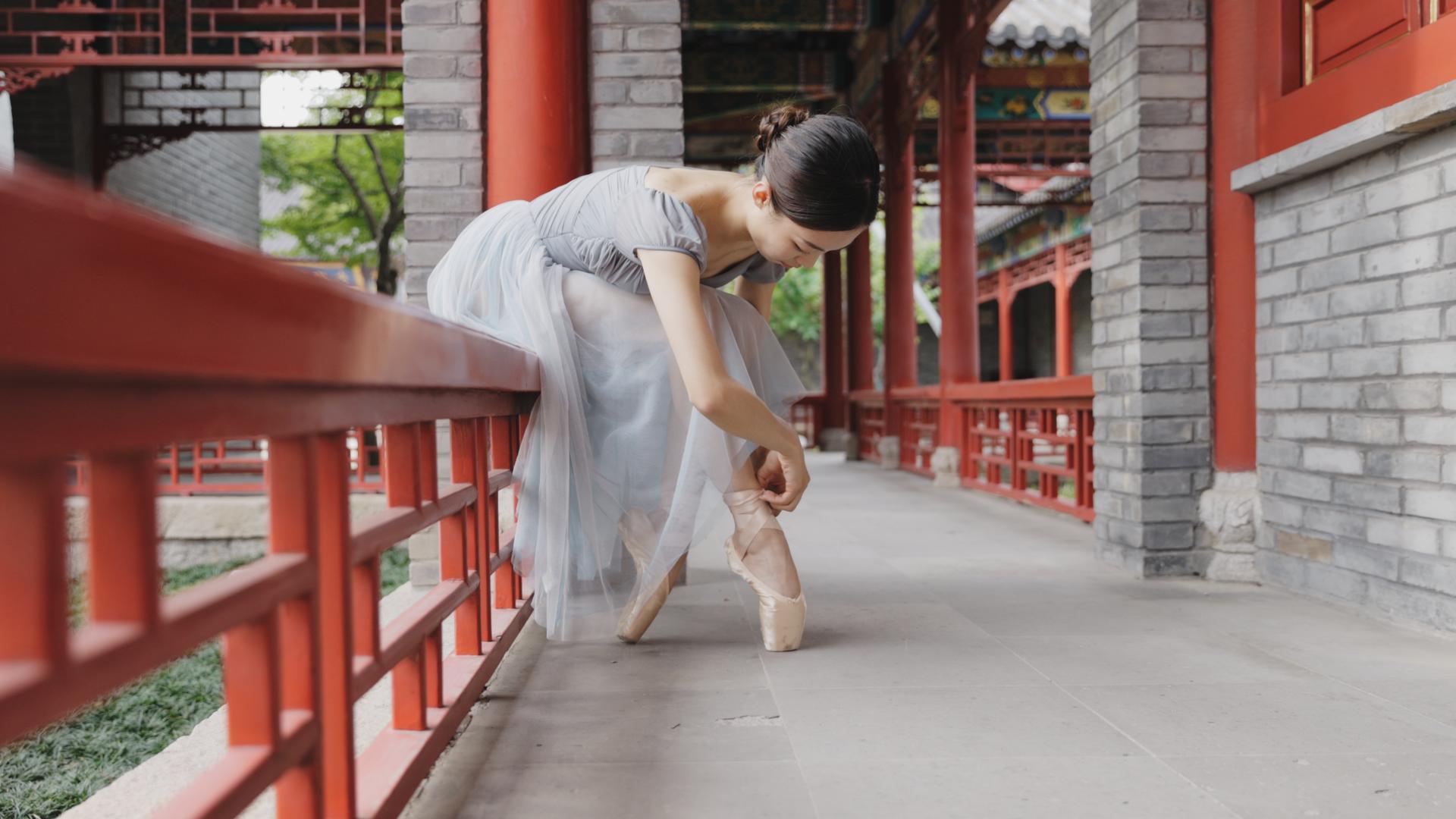 芭蕾女孩穿鞋子视频的预览图