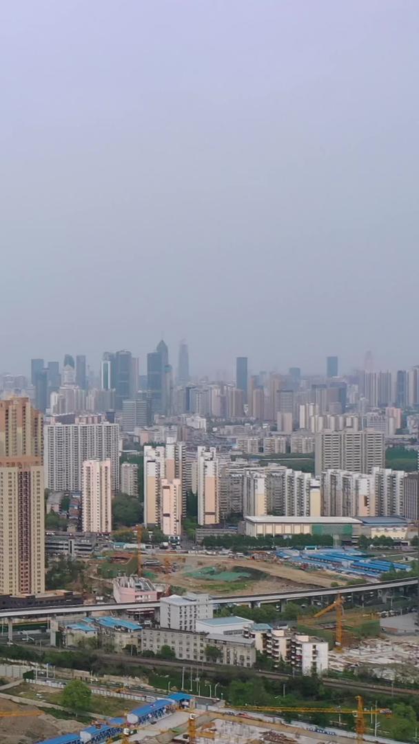 武汉摩天大楼天际线世贸中心城市航拍风景城市建设材料视频的预览图