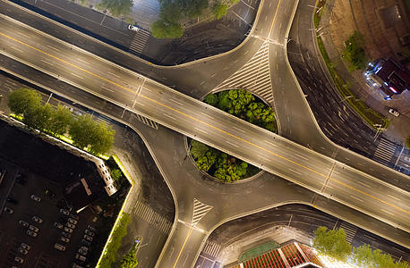 航拍城市立体交通高架延时夜景视频的预览图