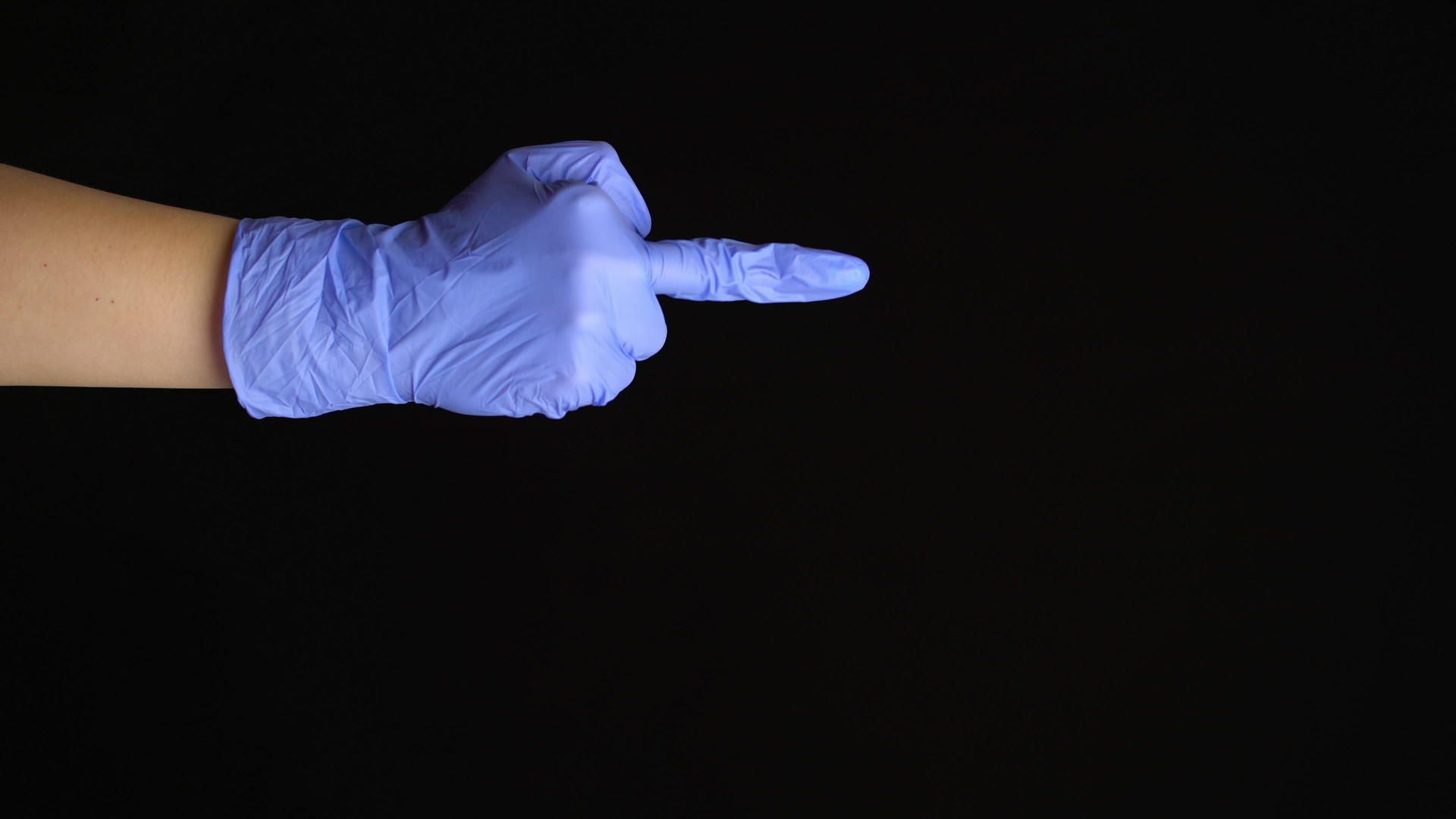 女性将手放在乳胶医疗手套上中指手势与黑色背景隔离视频的预览图