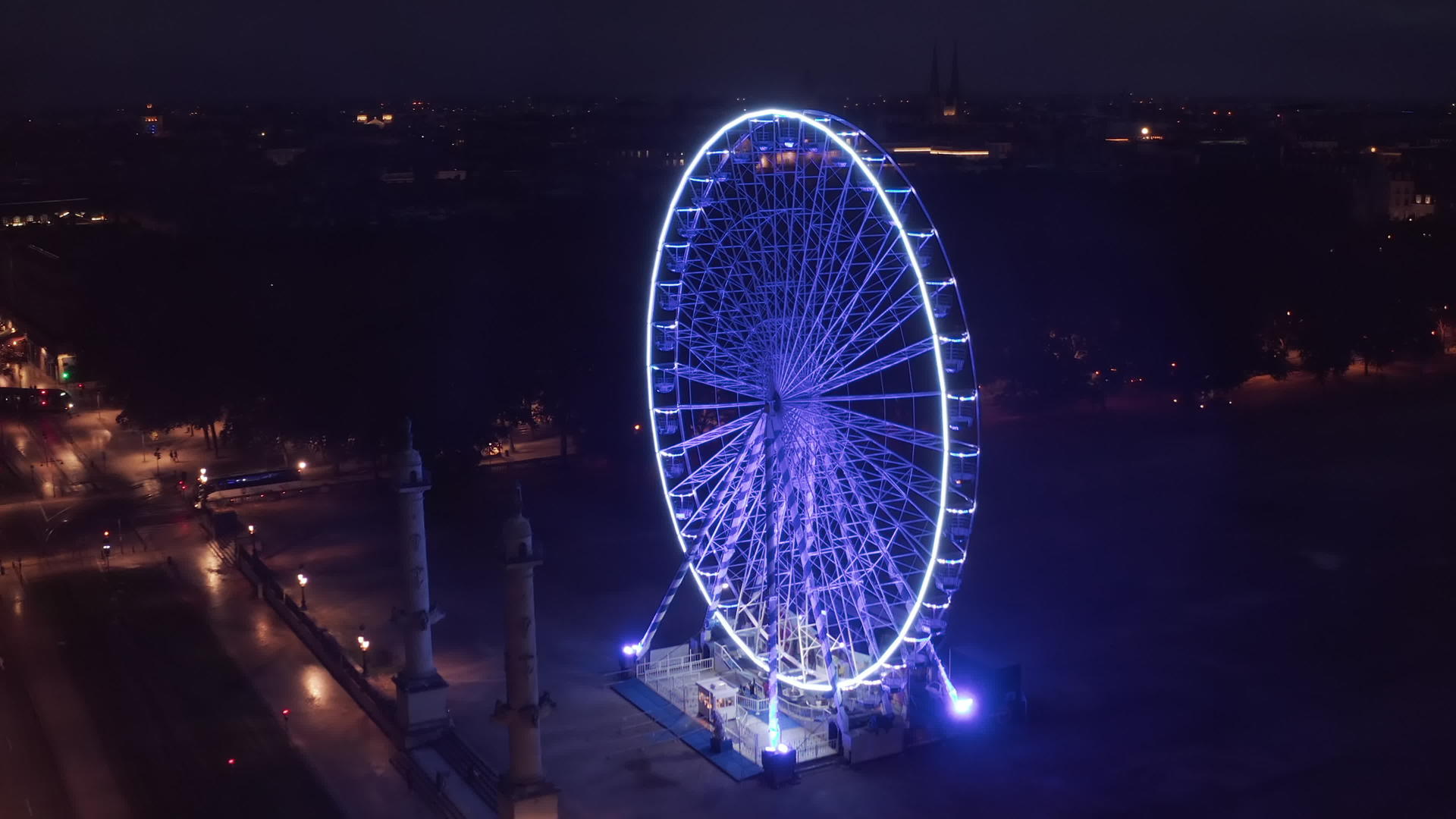 晚上广场上空无人空空的的风轮机里没有4公里的蓝光视频的预览图
