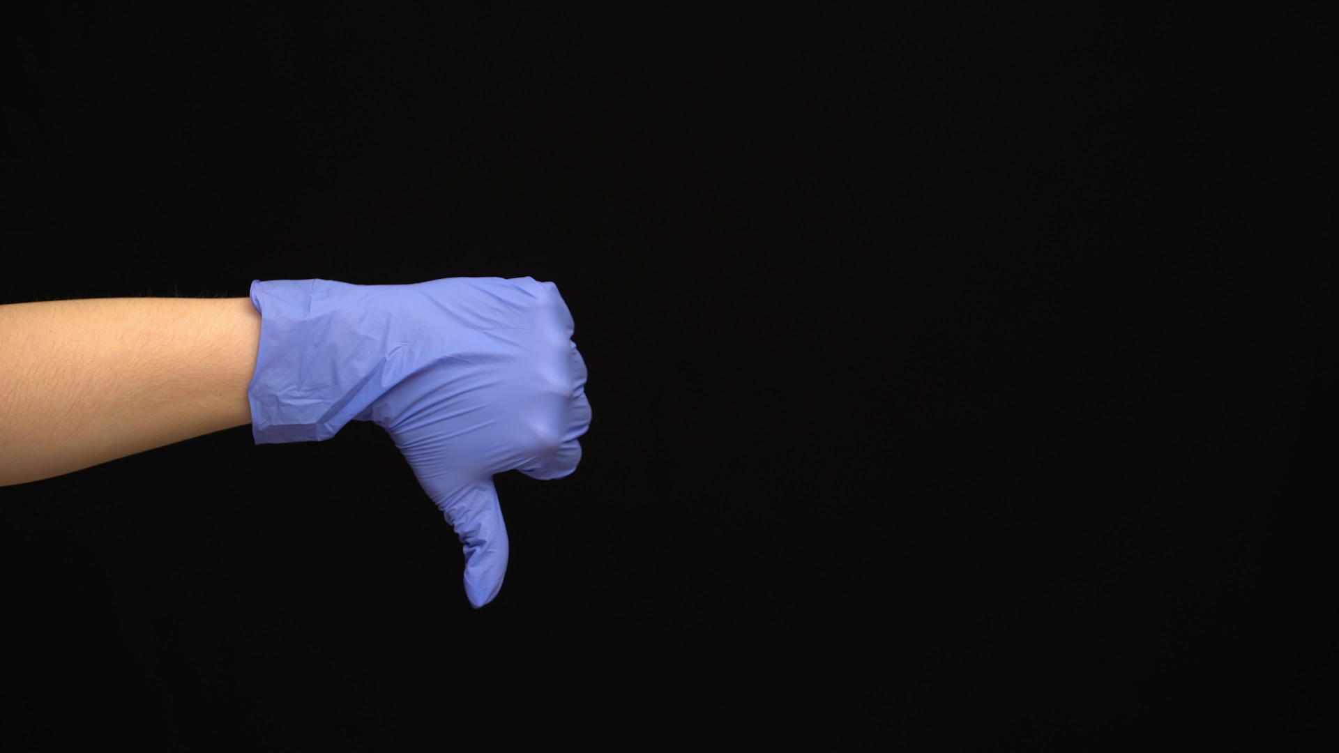 女性用乳胶手戴的医用手套与黑色背景下的手势不同视频的预览图