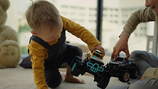 快乐男孩在家玩玩具车比赛视频的预览图