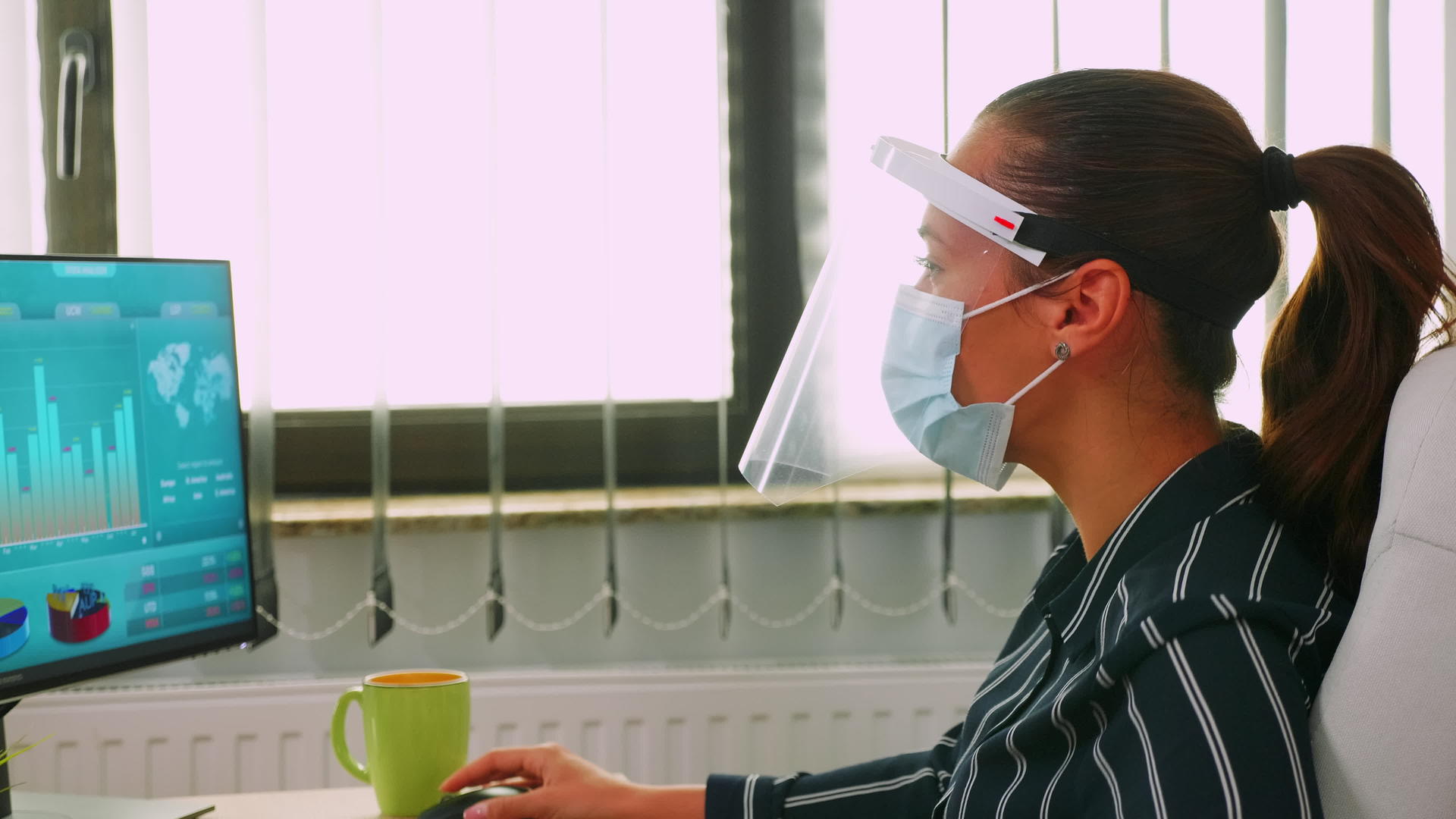 在书桌办公室戴着保护口罩的女商人靠近身体视频的预览图