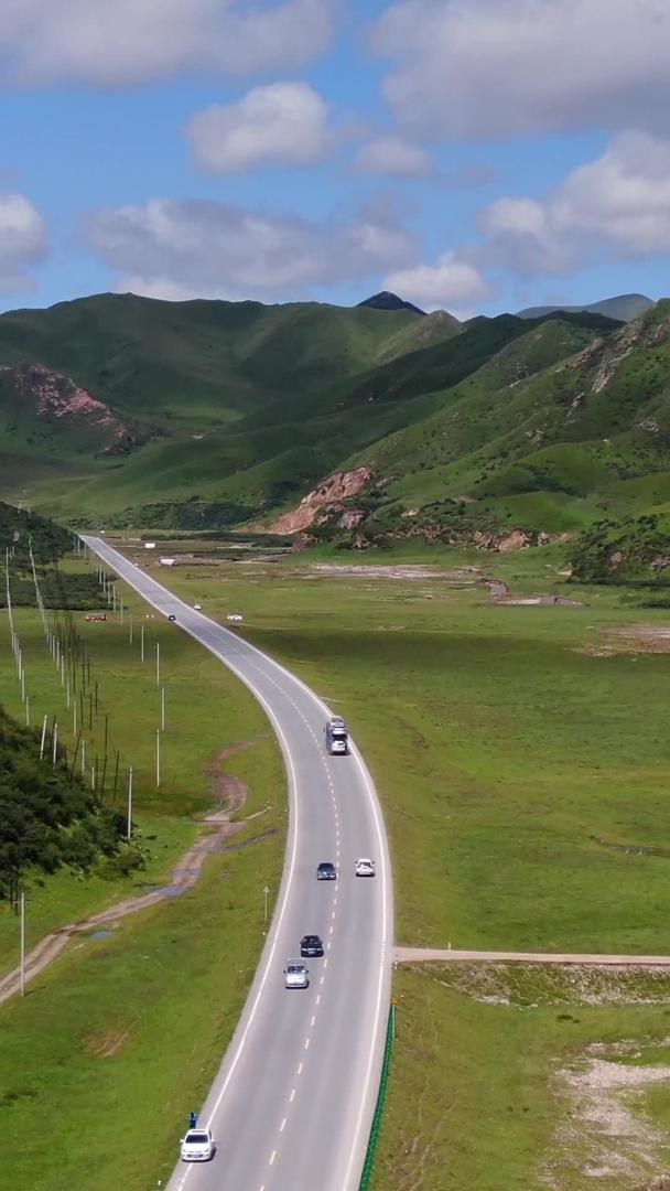 航拍穿越山谷中的公路视频的预览图