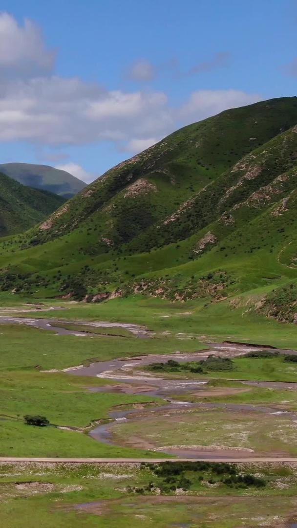 航拍穿越山谷中的公路视频的预览图