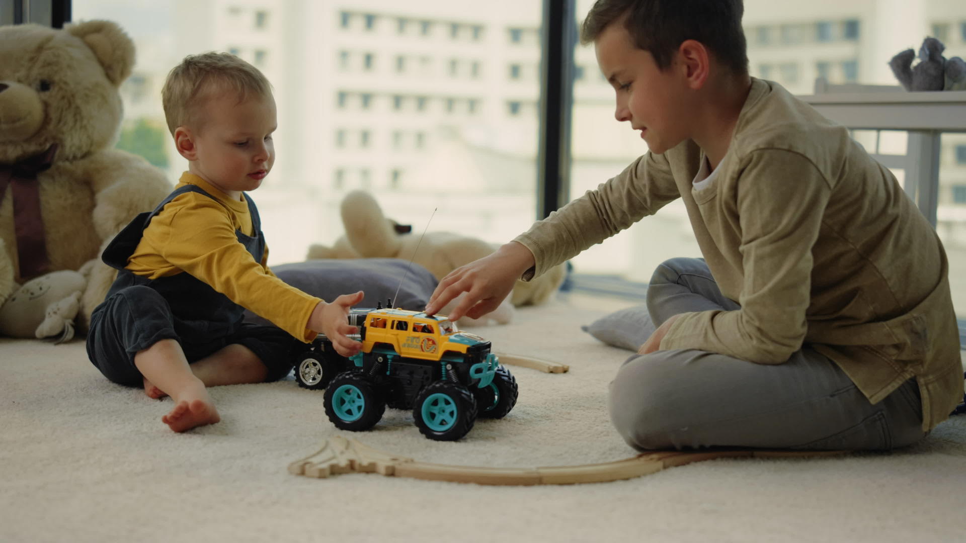 可爱的兄弟俩在家里的地毯上快乐地玩玩具视频的预览图