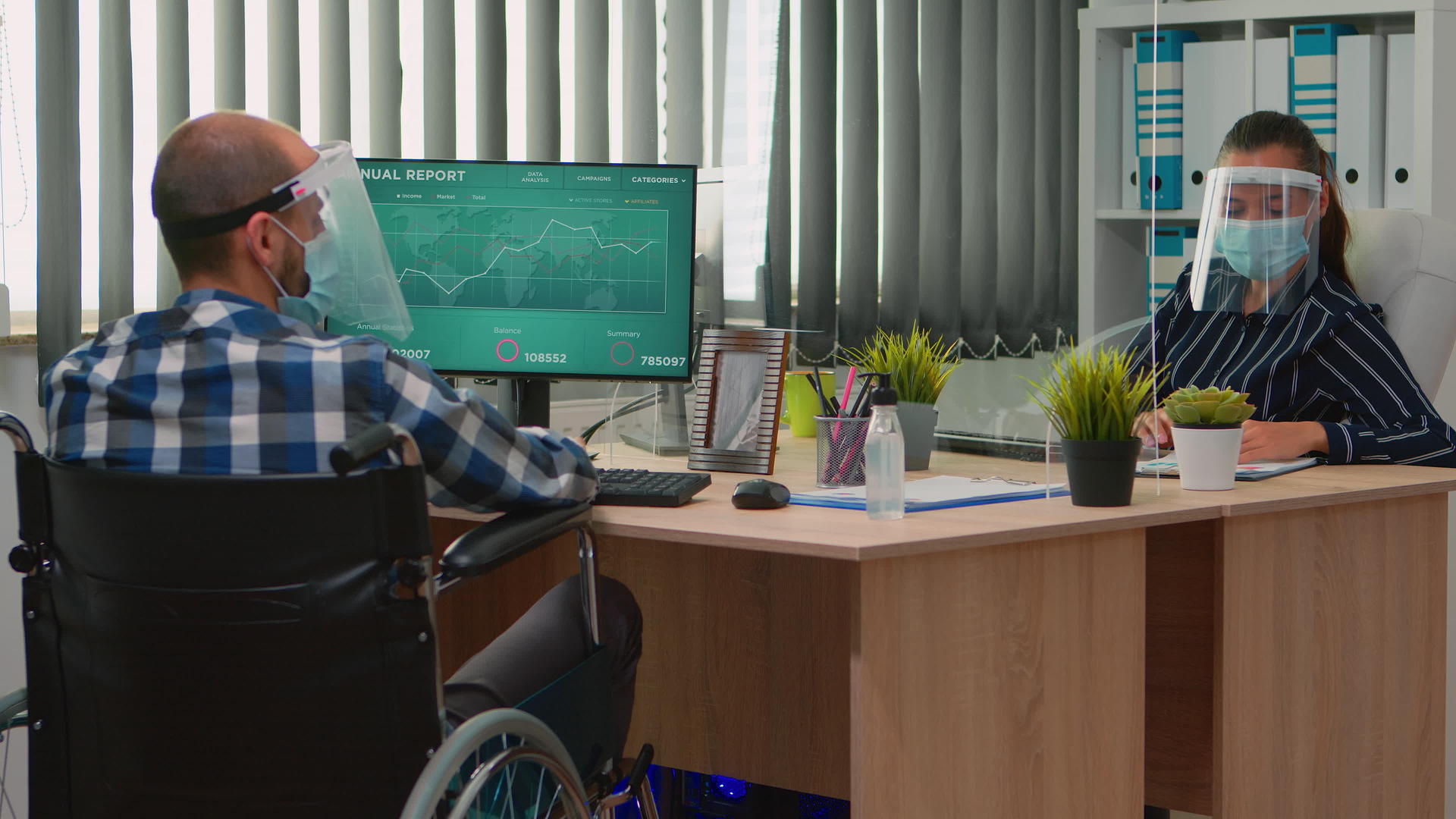 从事轮椅工作的金融工作者尊重社会距离视频的预览图