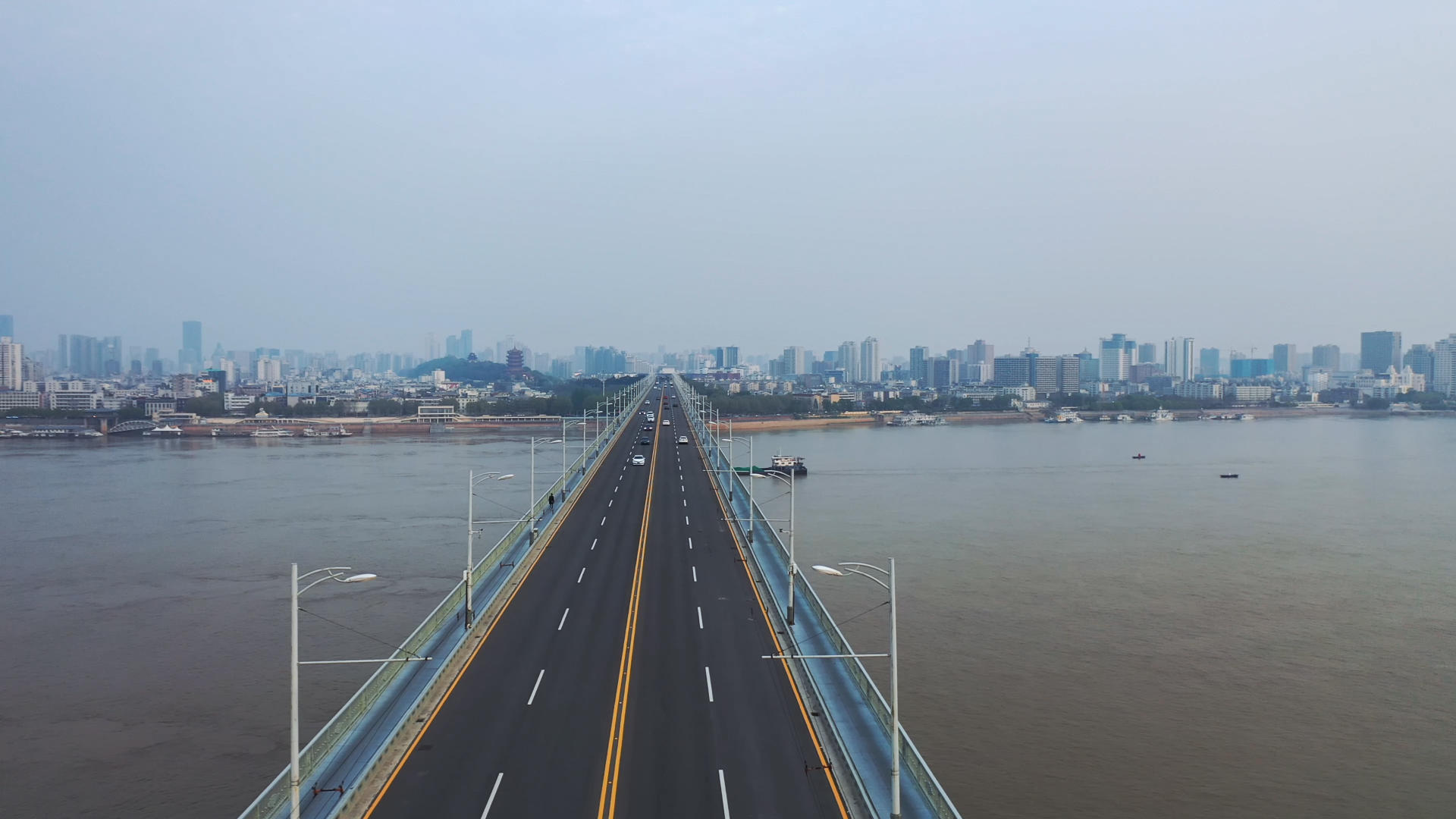 航拍武汉地标黄鹤楼长江大桥视频的预览图