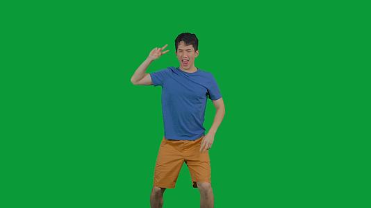 4K绿幕男青年欢呼手舞足蹈视频的预览图