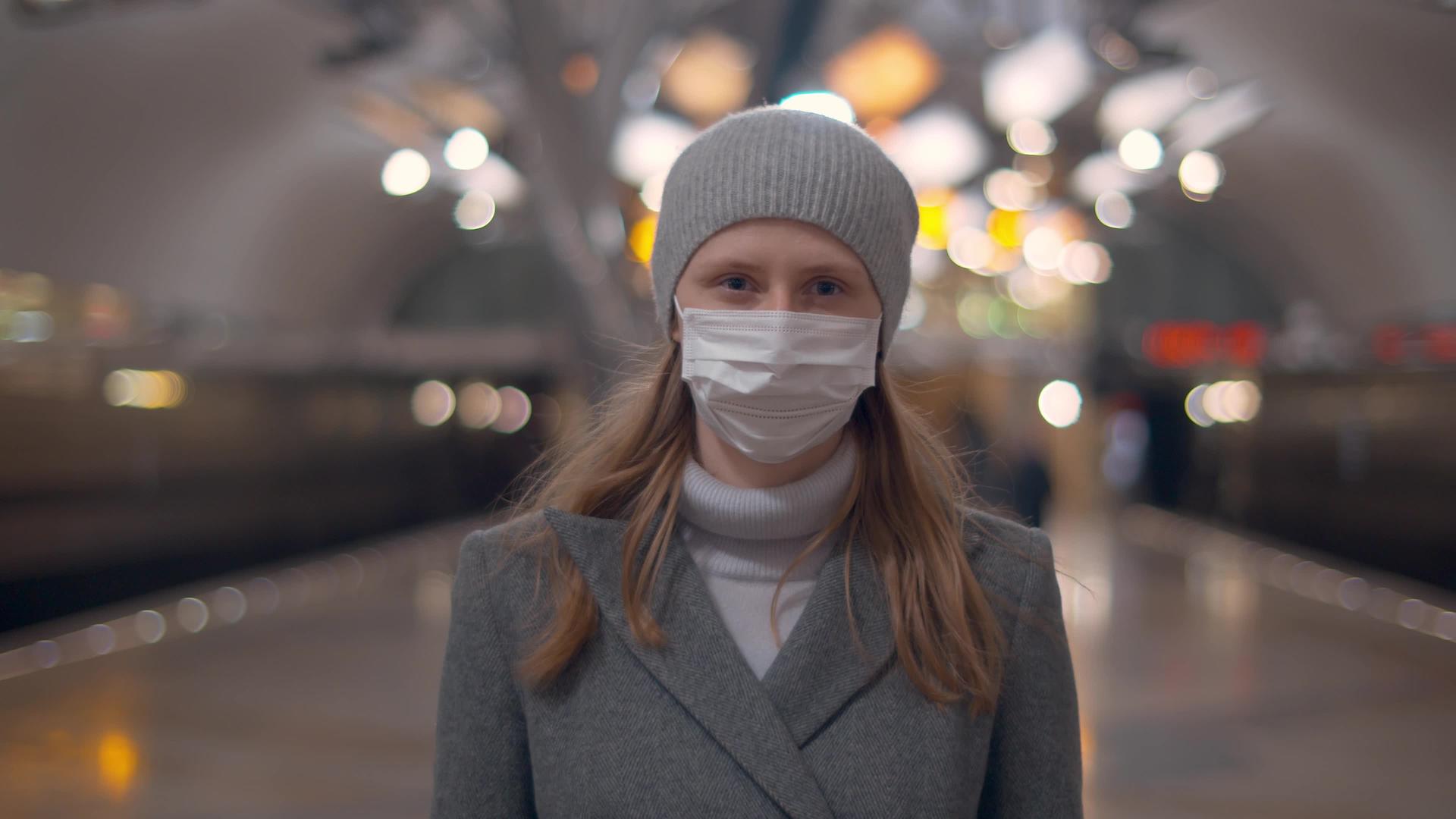 在地铁站戴口罩的妇女视频的预览图