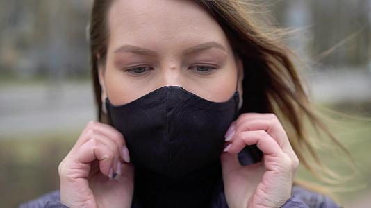 戴口罩的妇女在城市流行视频的预览图